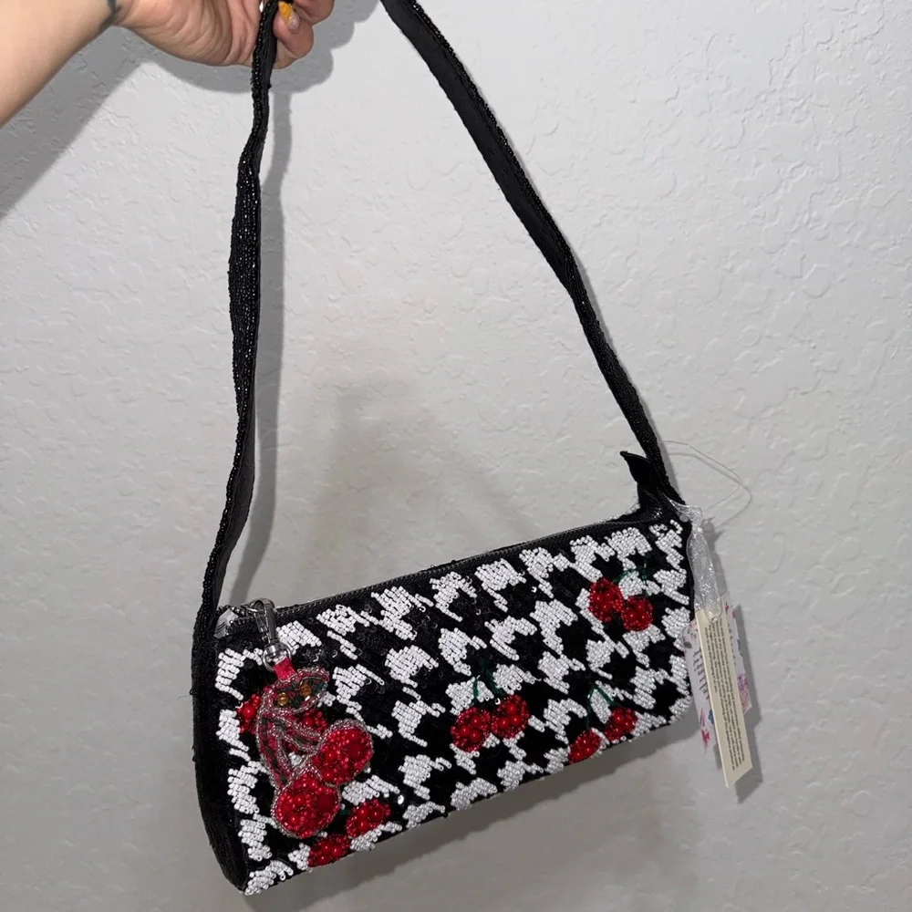 Elegant Black and White Patterned Shoulder Bag with Red Details - Picture 2 of 3